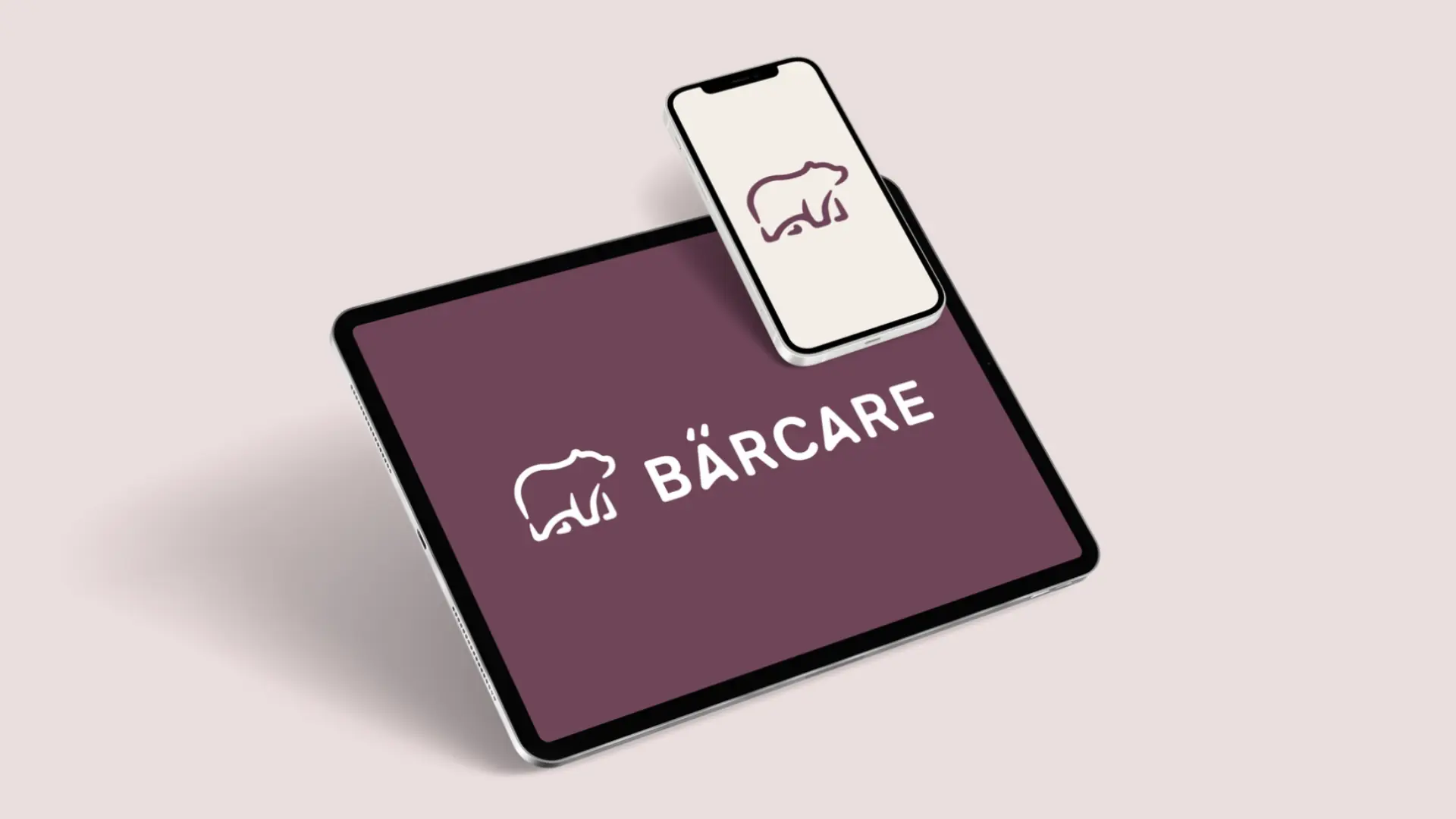 Mockup eines iPads und iPhones, beide zeigen das Bärcare-Logo auf dunklem und hellem Hintergrund