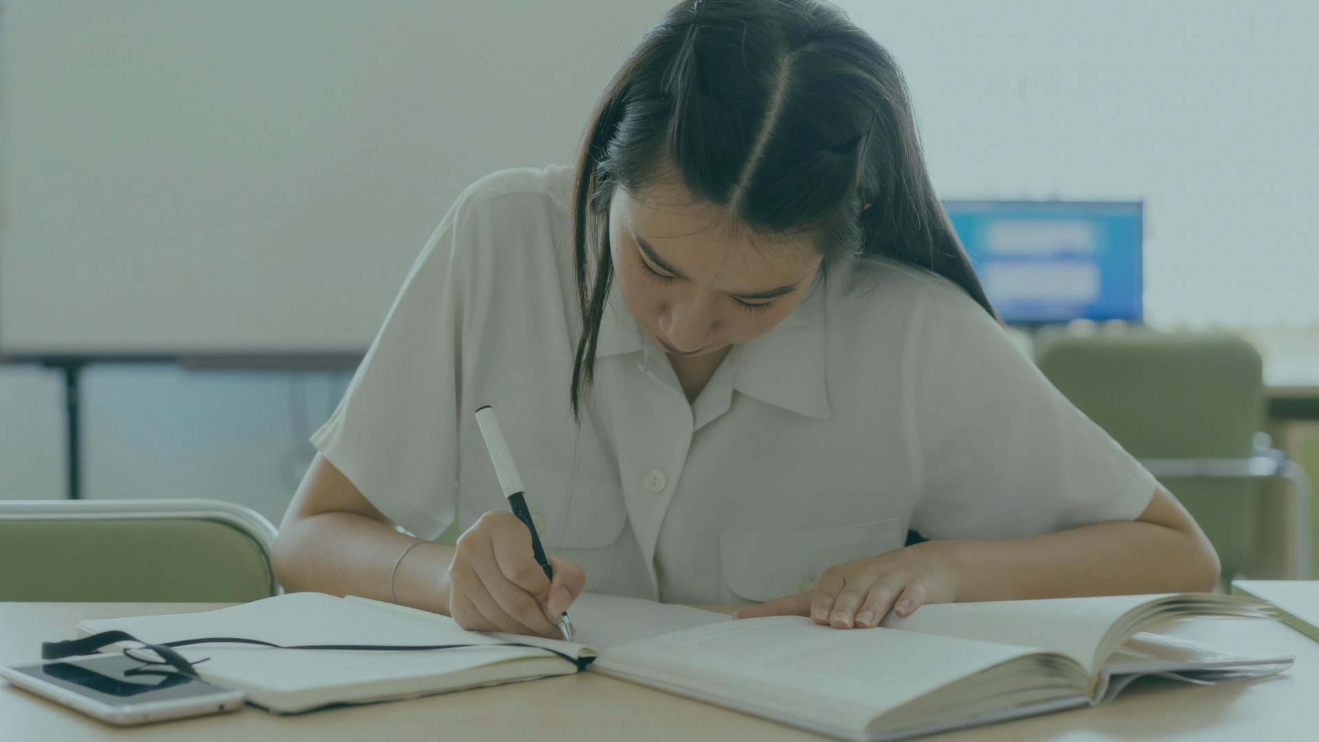 Eine Frau lernt für die Pflegeausbildung