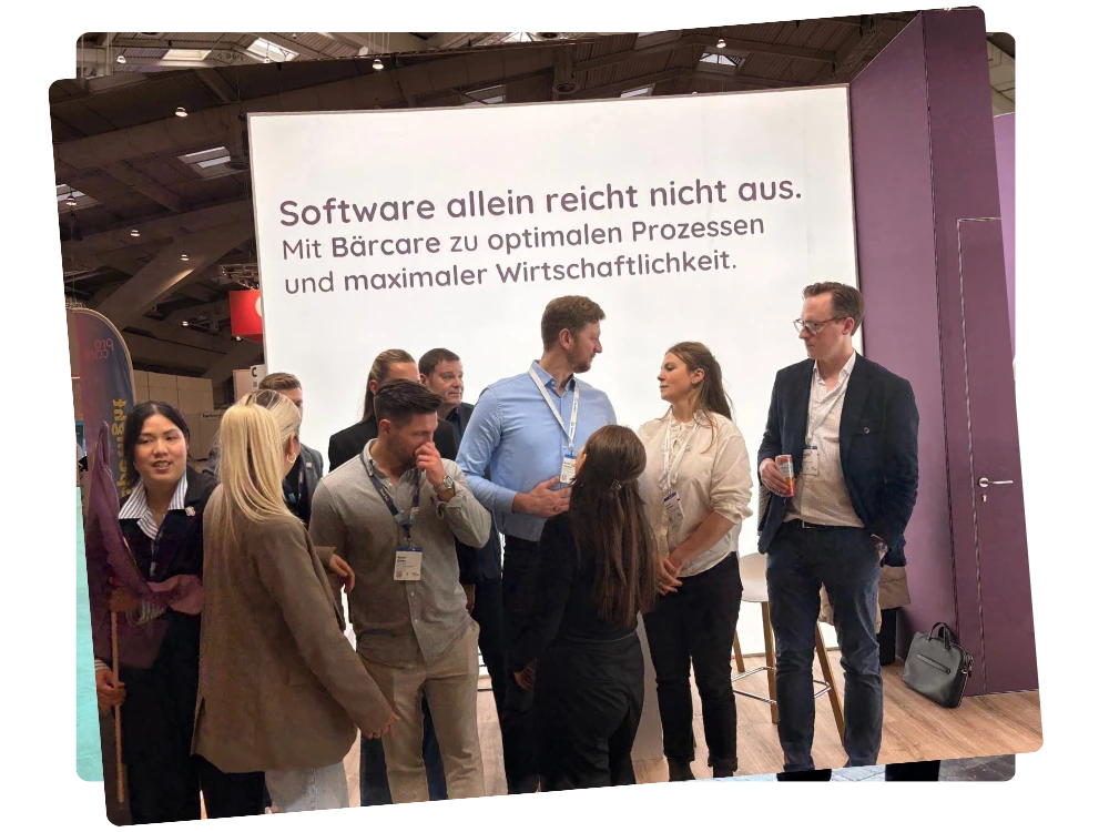 Team-Meeting und Beratung am Bärcare-Messestand mit Fokus auf Prozessoptimierung und Wirtschaftlichkeit