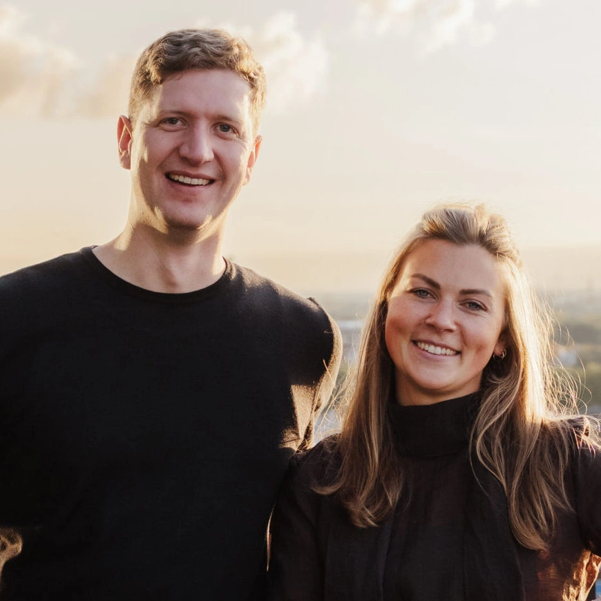 Porträt von Kristof Peymann und Franzi Stubbemann vor hellem Hintergrund.