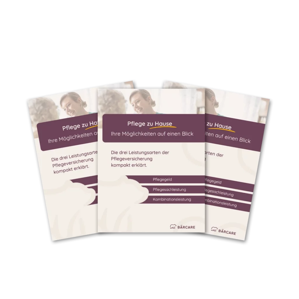 Drei Bärcare Informationsflyer zum Thema „Pflege zu Hause“ und Leistungsarten der Pflegeversicherung.
