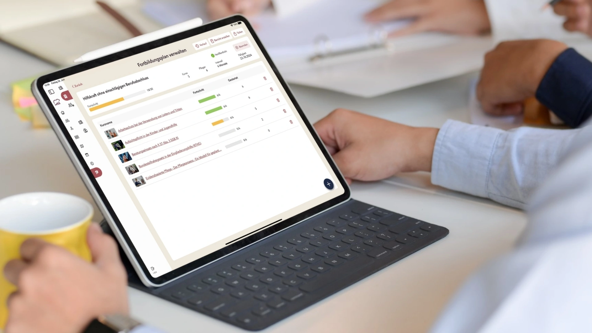 iPad-Mockup auf einem Schreibtisch: Anzeige der Relias E-Learning Integration innerhalb der Bärcare Software zur Fortbildungsplanung.