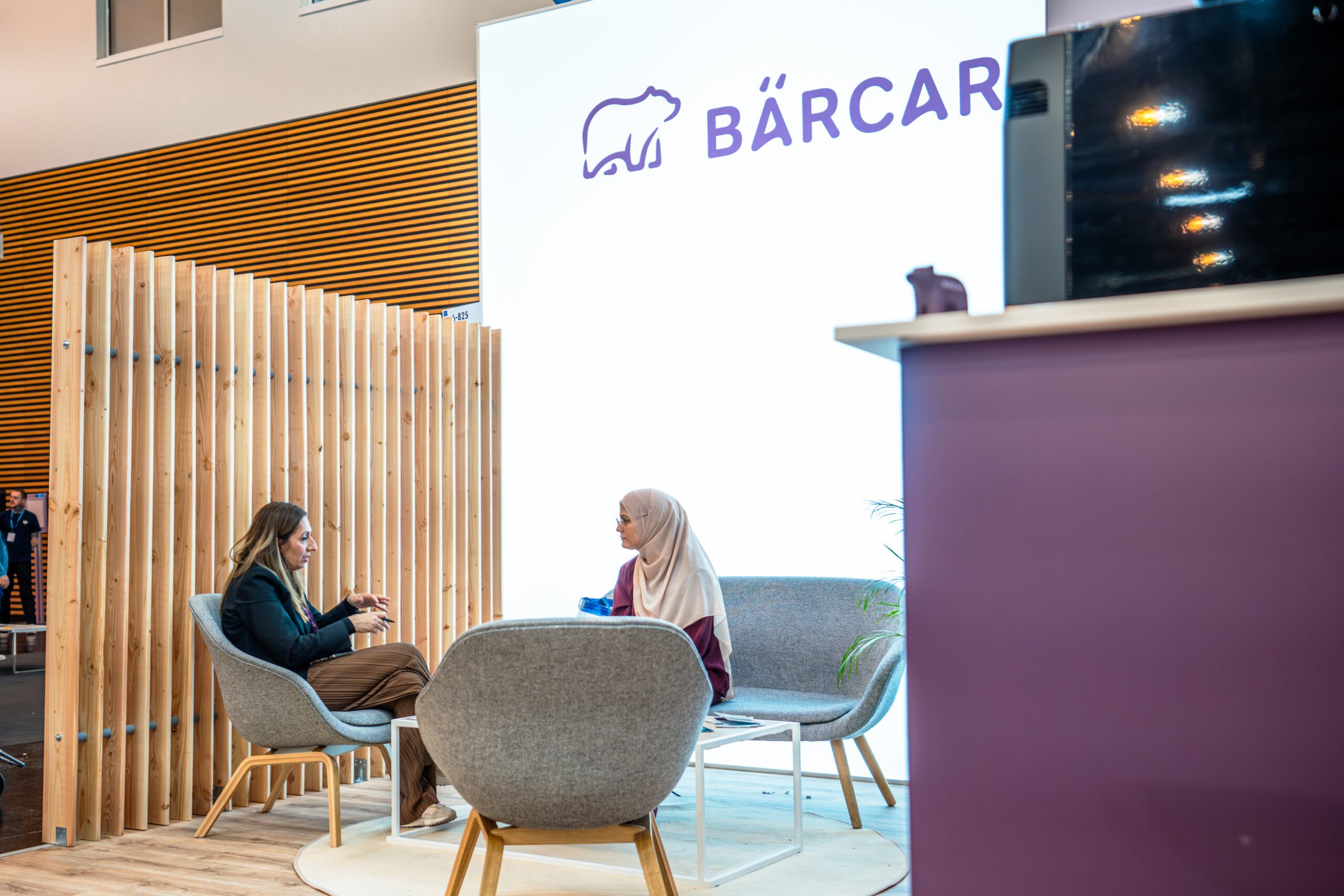 Beratungsgespräch in der Lounge am Bärcare-Messestand