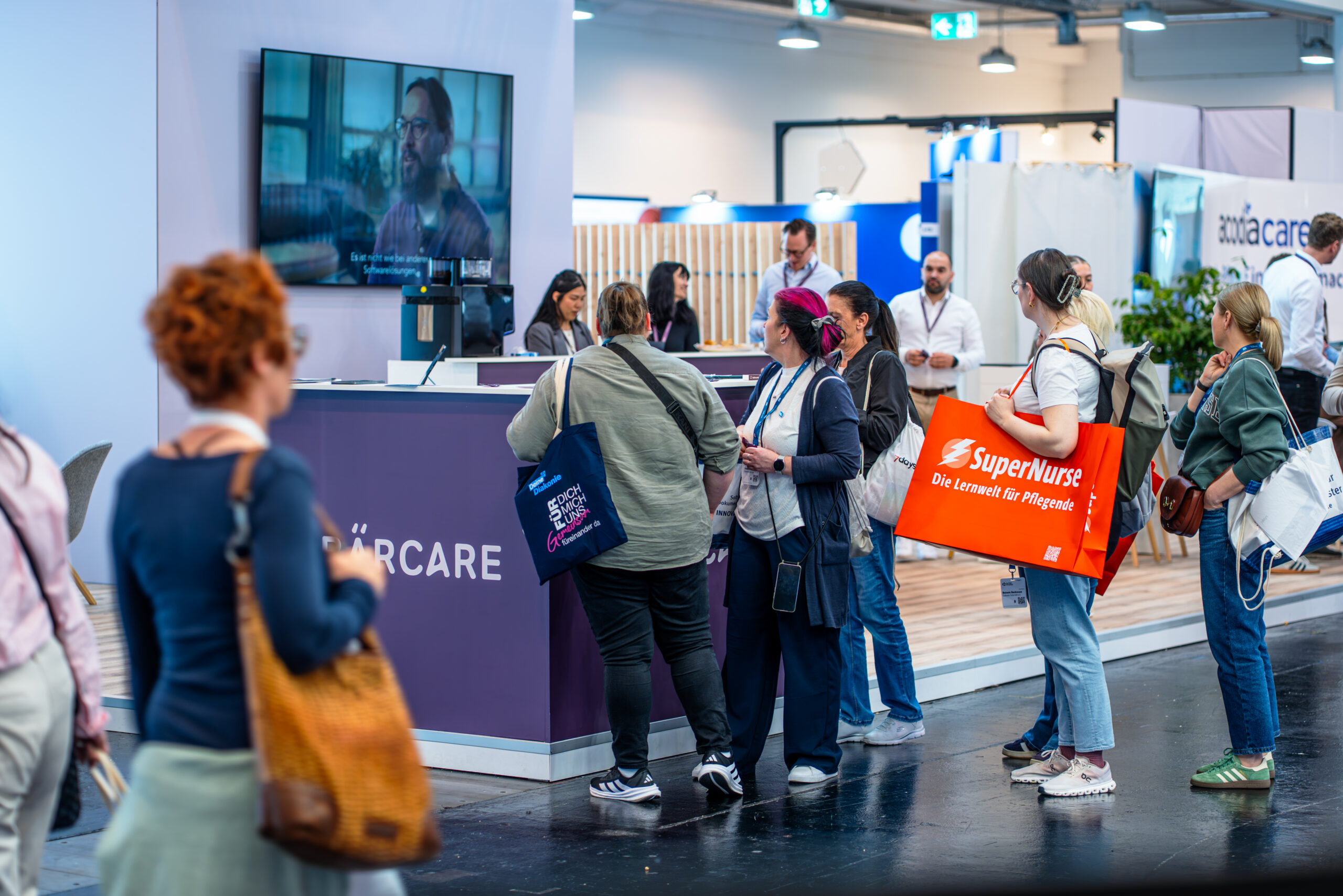Besucher am Bärcare-Messestand